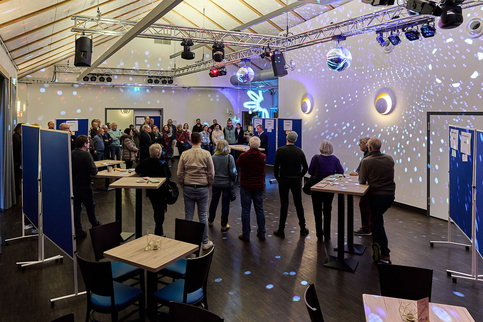 Gro&szlig;e Runde von Teilnehmenden in einem Veranstaltungsraum w&auml;hrend einer Zukunftswerkstatt des Modellvorhabens Innenstadt-Impulse in H&ouml;hr-Grenzhausen.