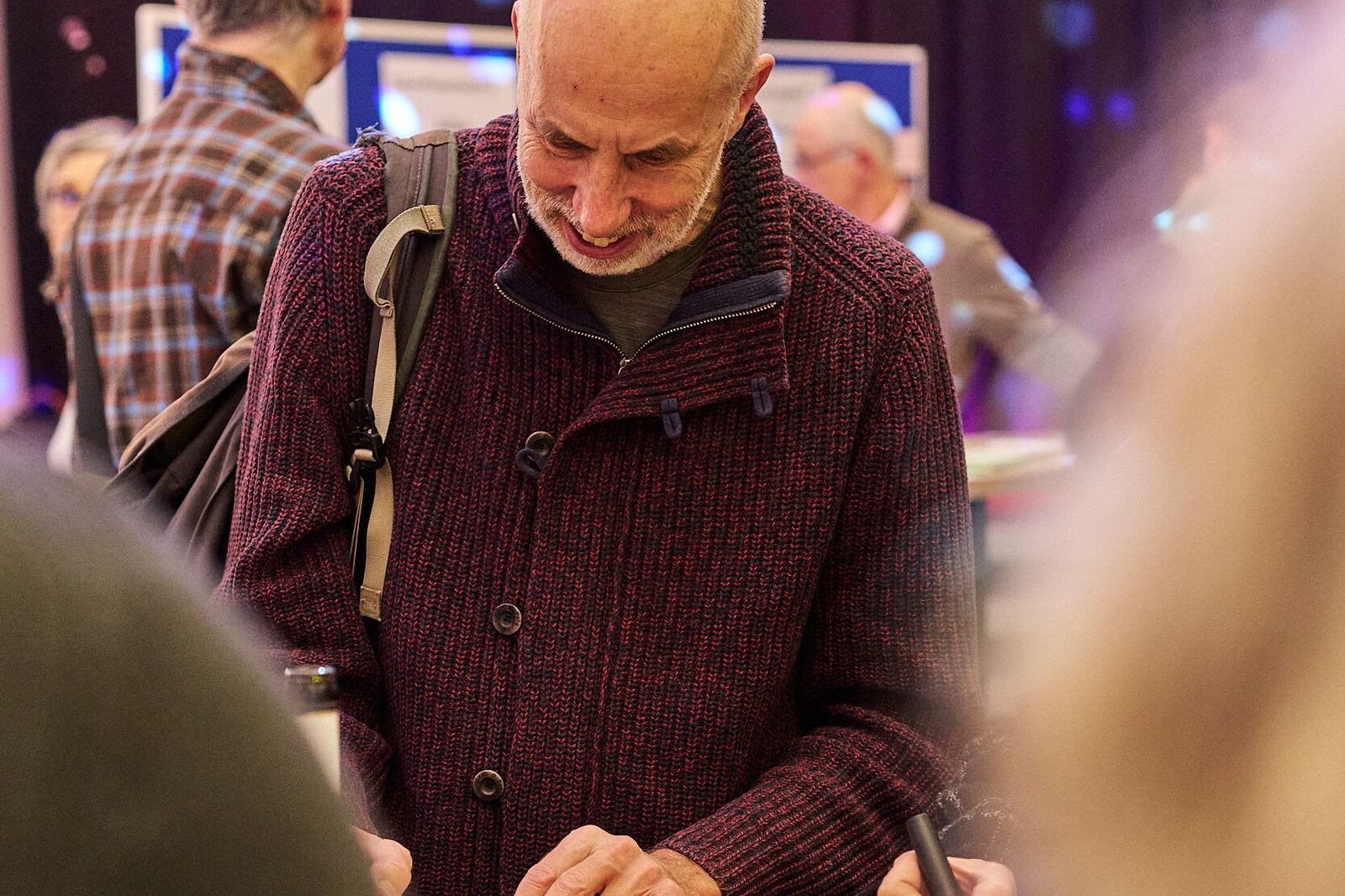 Teilnehmer schreibt seine Idee auf eine Karte während einer Zukunftswerkstatt im Rahmen des Modellvorhabens Innenstadt-Impulse.