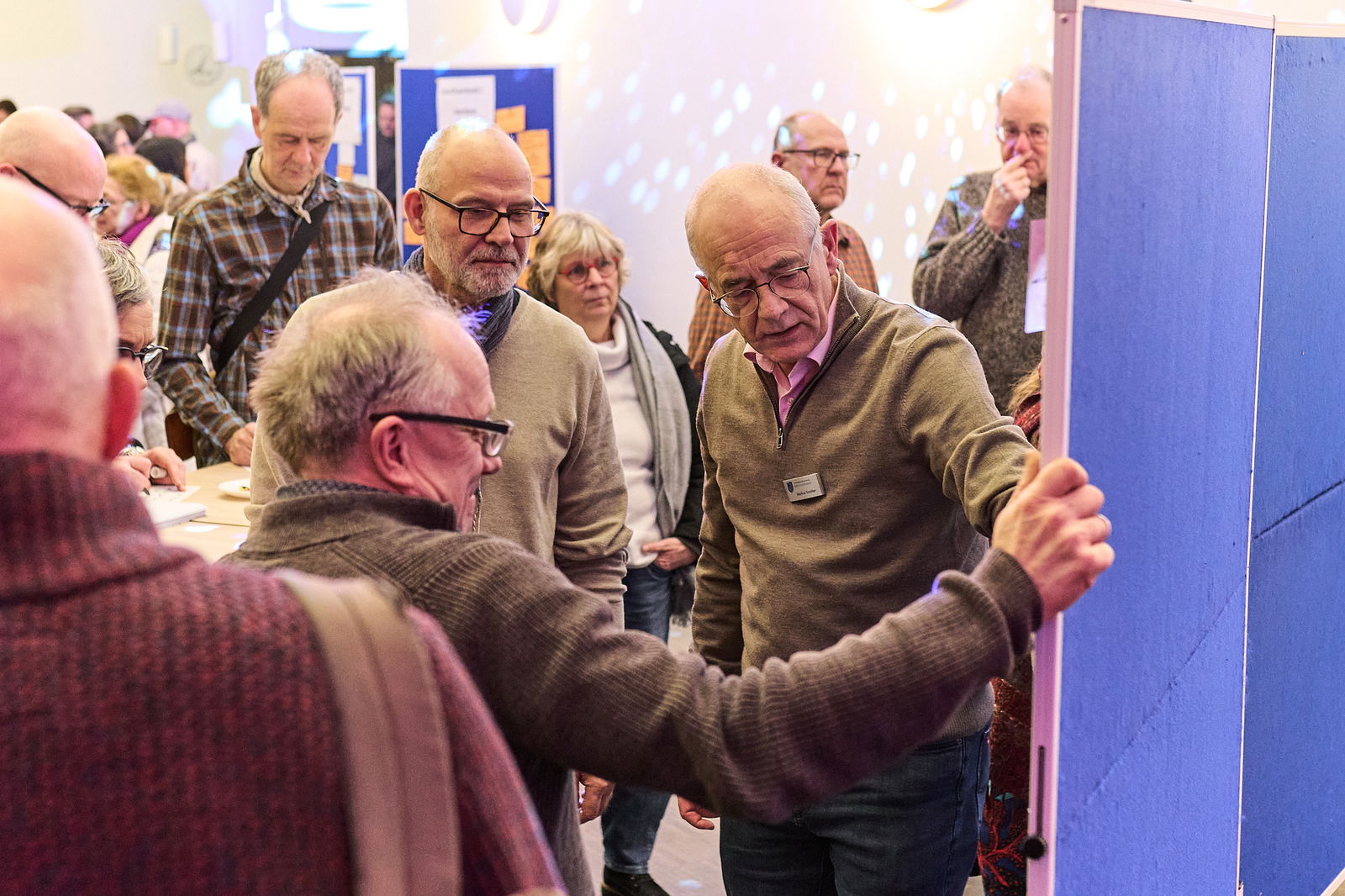 Teilnehmende diskutieren gemeinsam vor einer Pinnwand w&auml;hrend einer Zukunftswerkstatt im Rahmen des Modellvorhabens Innenstadt-Impulse in H&ouml;hr-Grenzhausen.