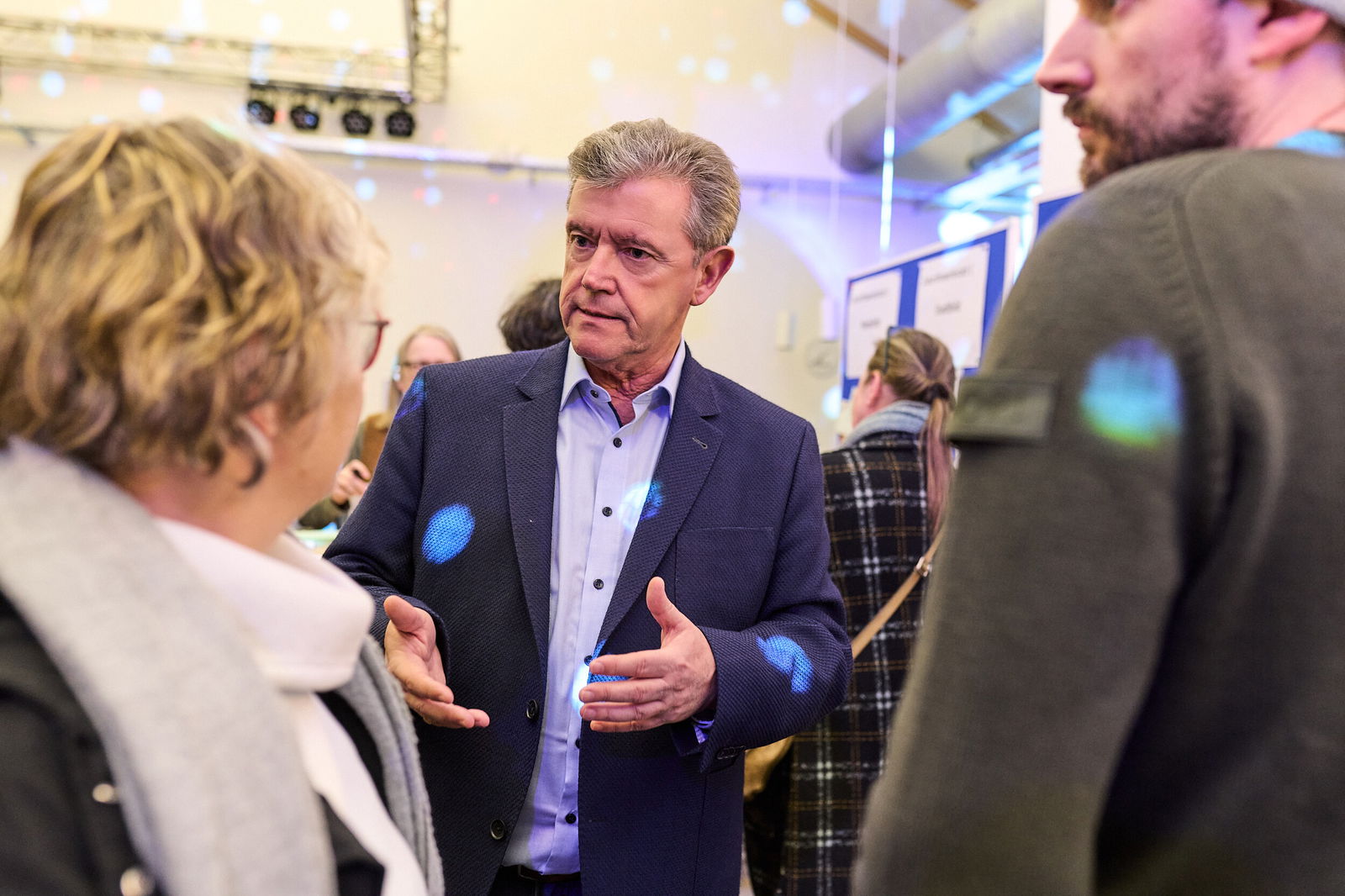 Gespr&auml;chssituation zwischen Teilnehmenden und Moderator bei einer Zukunftswerkstatt des Modellvorhabens Innenstadt-Impulse in H&ouml;hr-Grenzhausen.