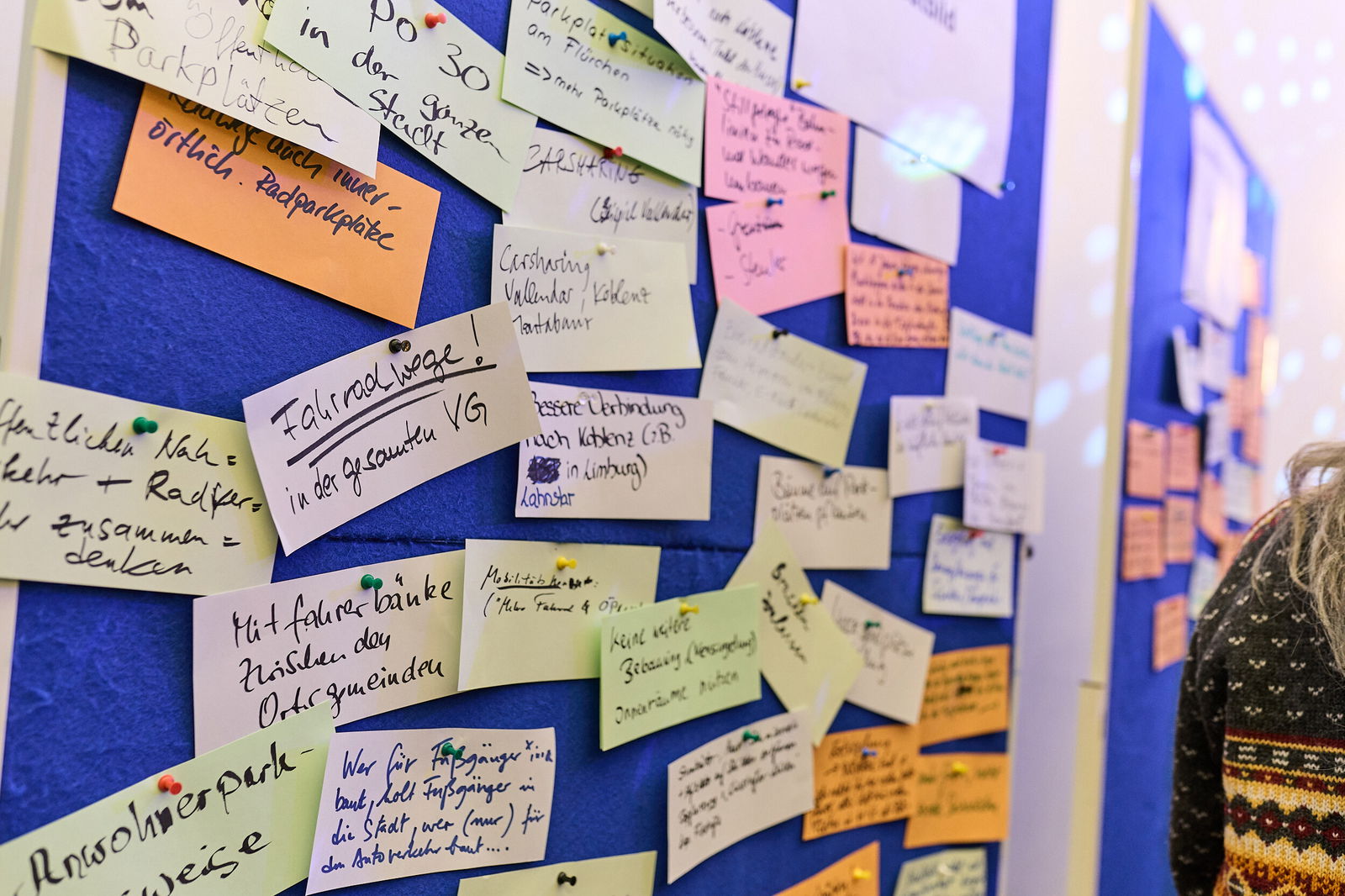 Pinnwand mit handschriftlichen Beiträgen und Ideen zur Innenstadtentwicklung aus einer Zukunftswerkstatt im Modellvorhaben Innenstadt-Impulse.