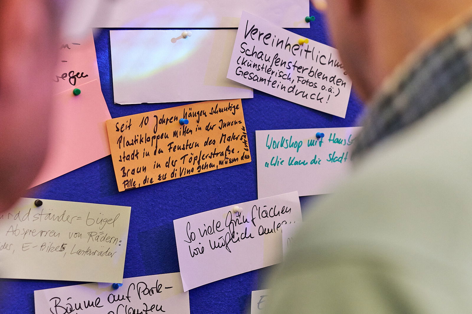 Pinnwand zum Thema Stadtbild mit handschriftlichen Ideenkarten während einer Zukunftswerkstatt im Rahmen des Modellvorhabens Innenstadt-Impulse in Höhr-Grenzhausen.