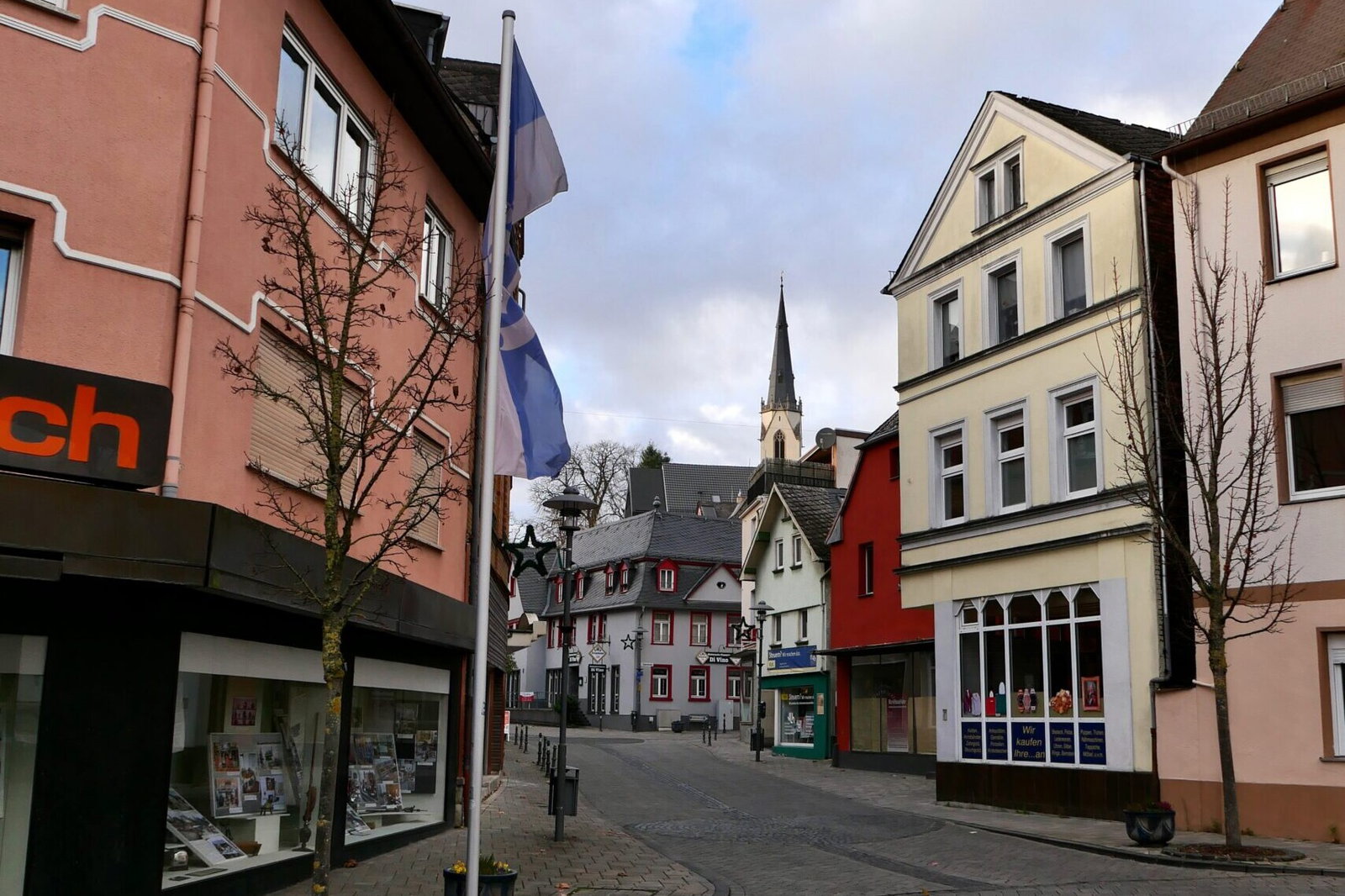 Zweites Haus von rechts: ehemaliges Stolpereck. Im Hintergrund 