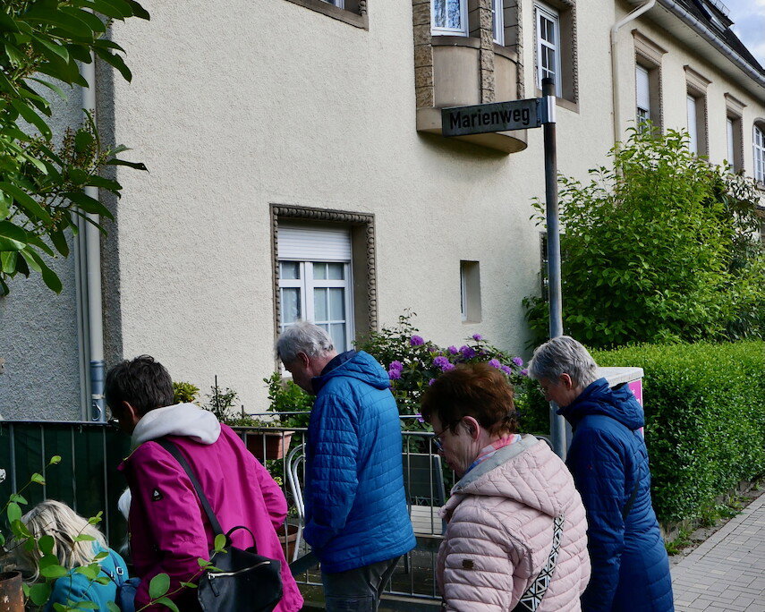 Hangabwärts in den Marienweg