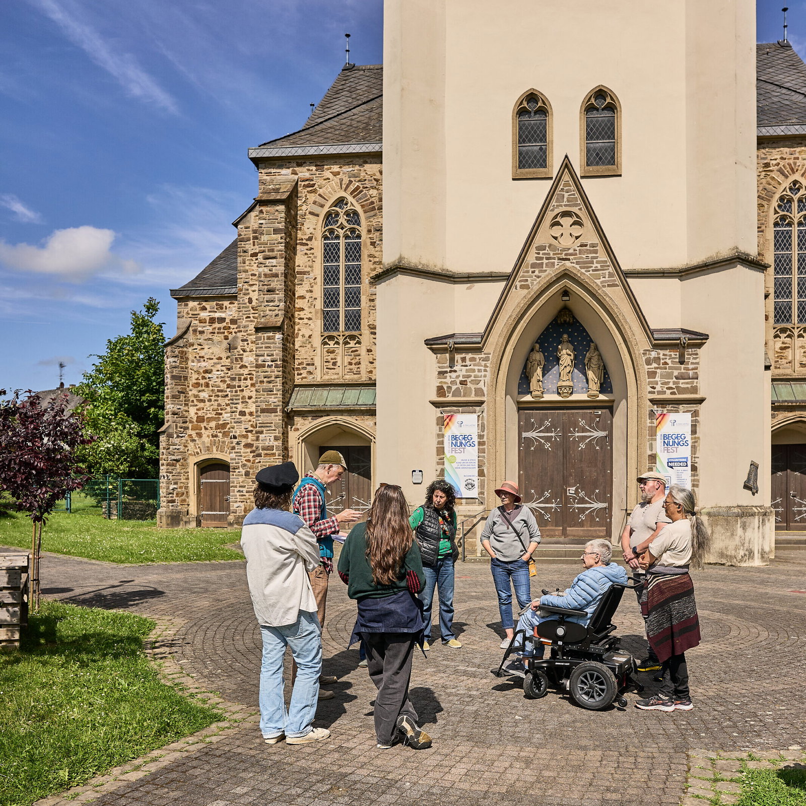 Der Vorplatz der St. Peter und Paul Kirche