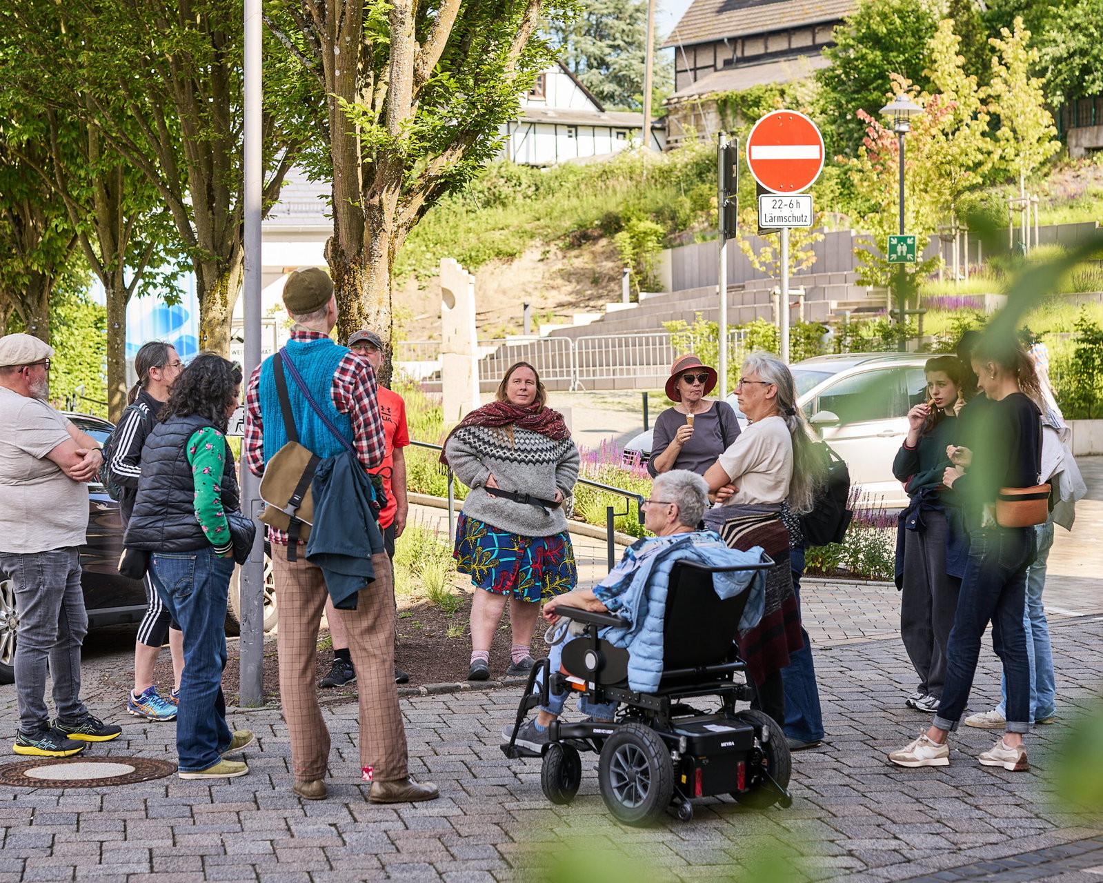Die Gruppe diskutiert auf dem Alexanderplatz