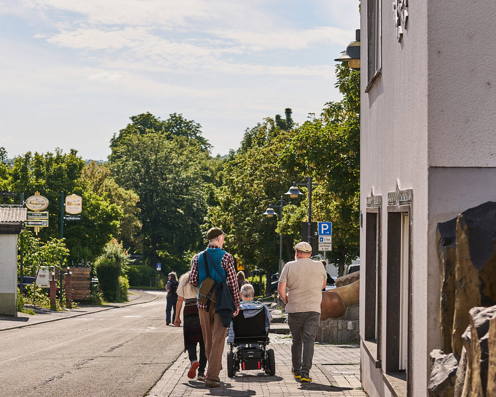 Die Gruppe geht zum Ferbachparkplatz