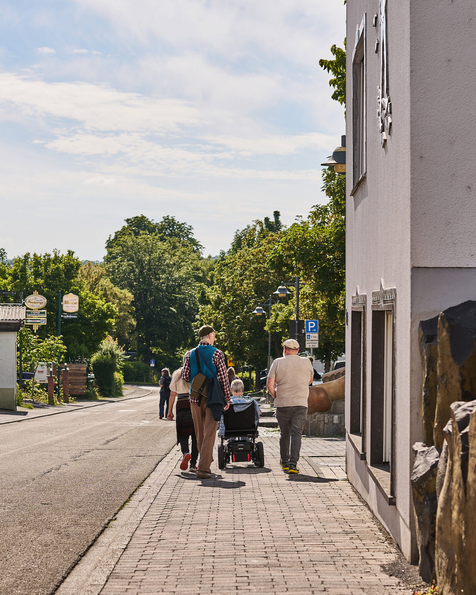 Die Gruppe geht zum Ferbachparkplatz