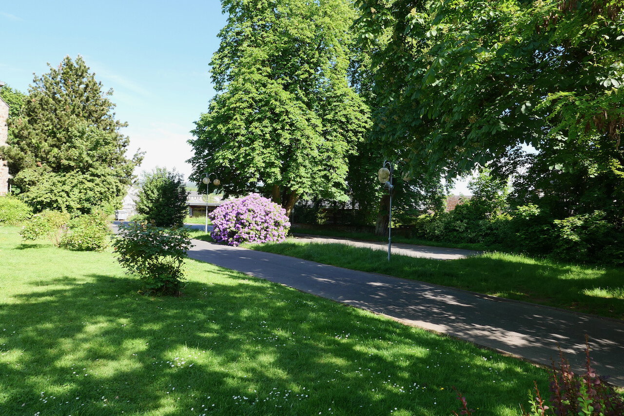 blick auf den vorplatz und parkplatz an der katholischen kirche